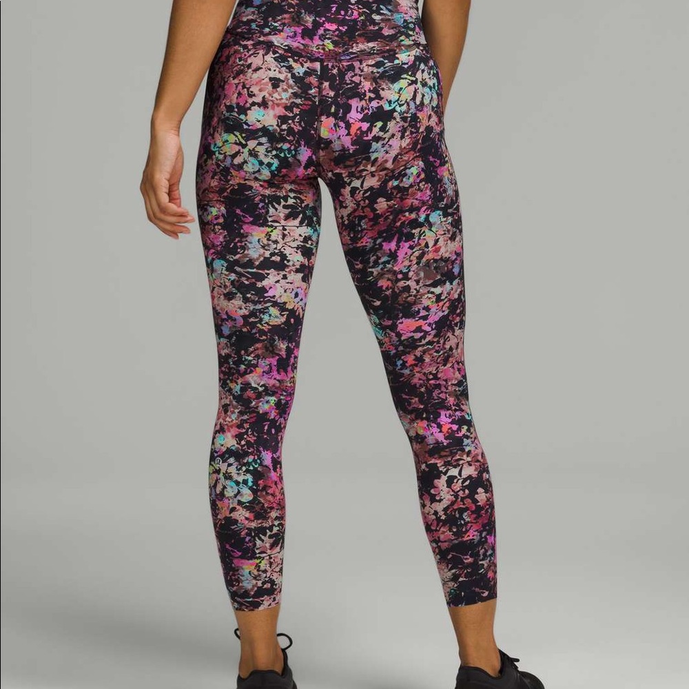 NWT Lululemon Base Pace High-Rise Tight 25"
Stencil Blossom Red Multi Floral NEW